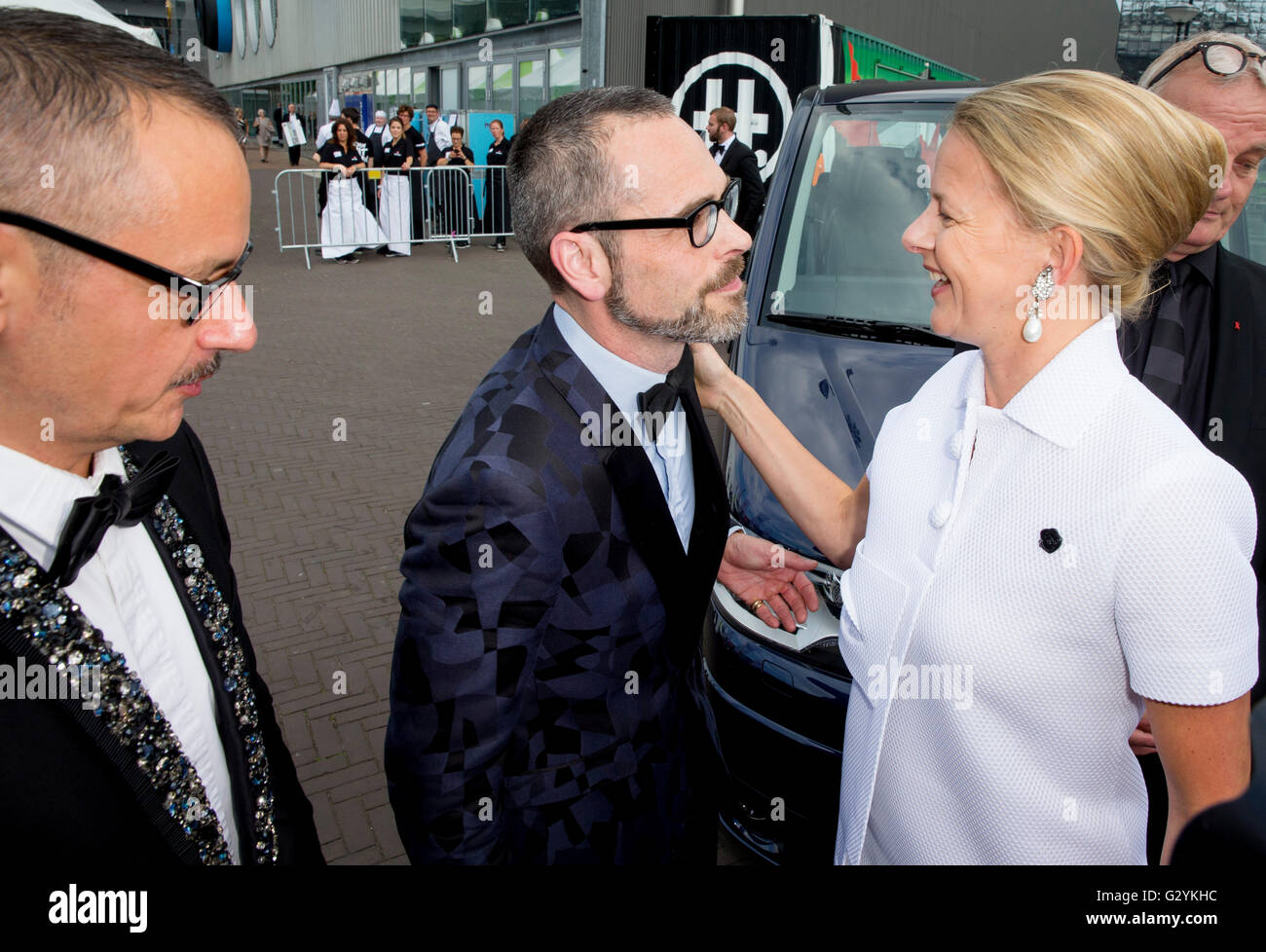 Amsterdam, Niederlande. 4. Juni 2016. Prinzessin Mabel von den Niederlanden besucht die Amsterdamdiner 2016 in der Heineken Musical Hall in Amsterdam, The Netherlands, 4. Juni 2016. Das Vorteil-Diner soll Geld für die Aids-Stiftung. Die Prinzessin ist zusammen mit ihrer Schwester Nikotin Wisse Smit und die Designer von ihr Kleid Viktor & Rolf Foto: Patrick van Katwijk / POINT DE VUE OUT/Dpa/Alamy Live-Nachrichten Stockfoto