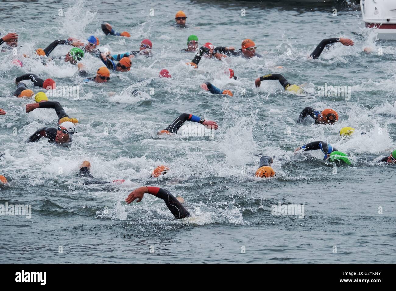 West Bay, Dorset, UK. 5. Juni 2016. Konkurrenten Schwimmen aus West Bay Harbour auf die erste Stufe des ersten West Bay Triathlon. Nach dem Schwimmen entlang Dorsets Jurassic haben Küste Wettbewerber eine kurzfristig um ihre Fahrräder zu sammeln, dann radeln Sie durch die Landschaft, die vor Abschluss der laufenden Schlussteil in Hardys Romane berühmt gemacht. Bildnachweis: Tom Corban/Alamy Live-Nachrichten Stockfoto