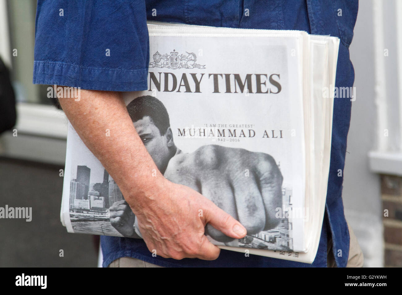 London UK. 5. Juni 2016.  Britische Zeitungen tragen die Titelseite Porträt der amerikanischen Box-Legende bezeichnet als "The Greatest" nach seinem Tod am 3. Juni Credit: Amer Ghazzal/Alamy Live-Nachrichten Stockfoto