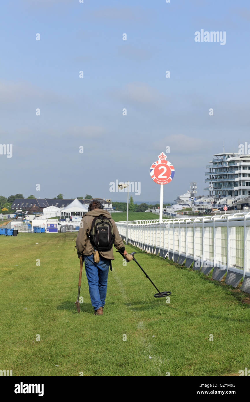 5. Juni 2016. Am Tag nach Derby Day bei Epsom Downs Racecourse. Ein Metall Schatzsucher sucht abgelegte Wertgegenstände. Bildnachweis: Julia Gavin UK/Alamy Live-Nachrichten Stockfoto