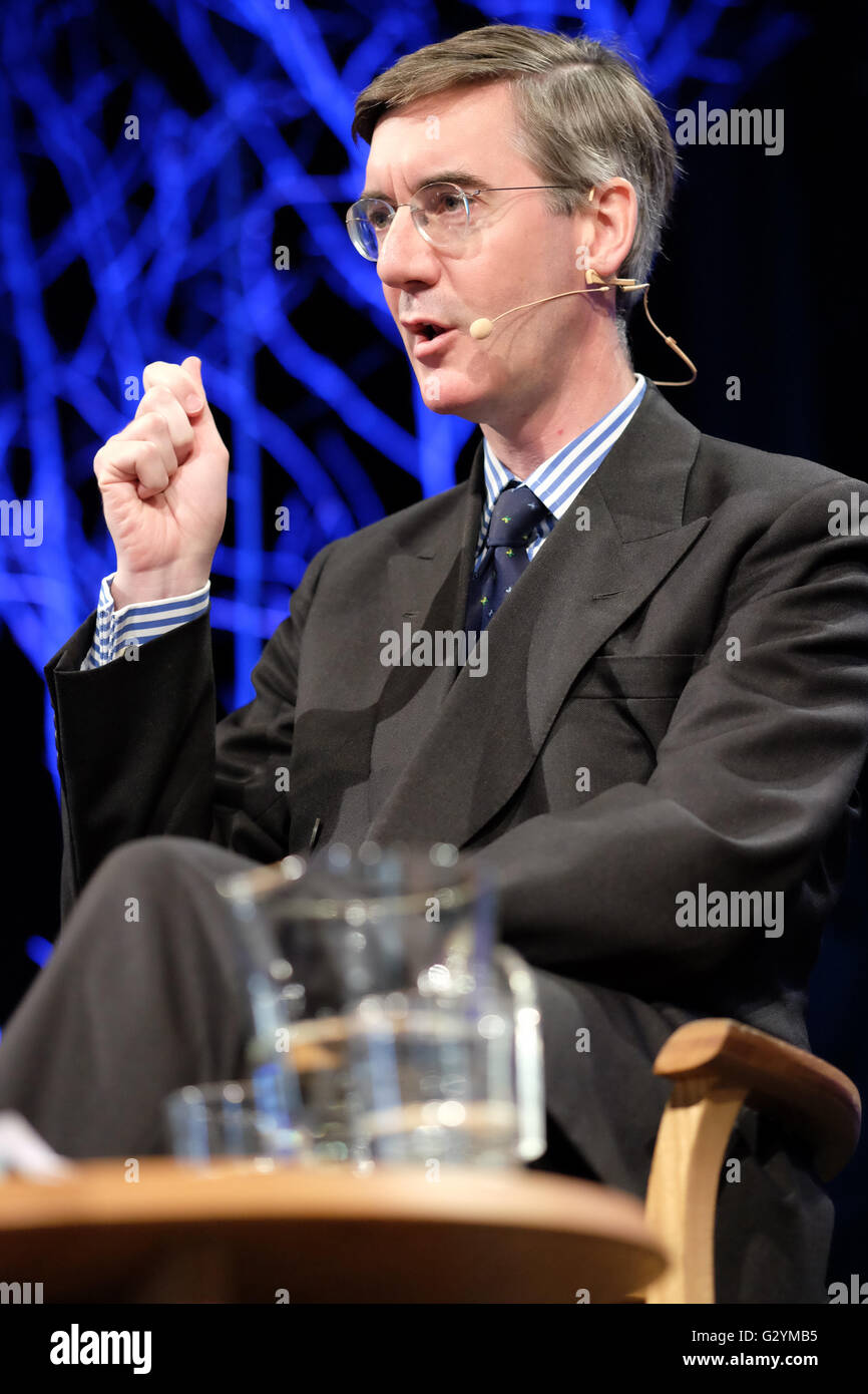 Hay Festival, Wales, Großbritannien - Juni 2016 - Tory Wartungstafel Jakob Rees - Mogg auf der Bühne Hay Festival die Teilnahme an der Debatte der Fall für brexit vor dem EU-Referendum. Stockfoto