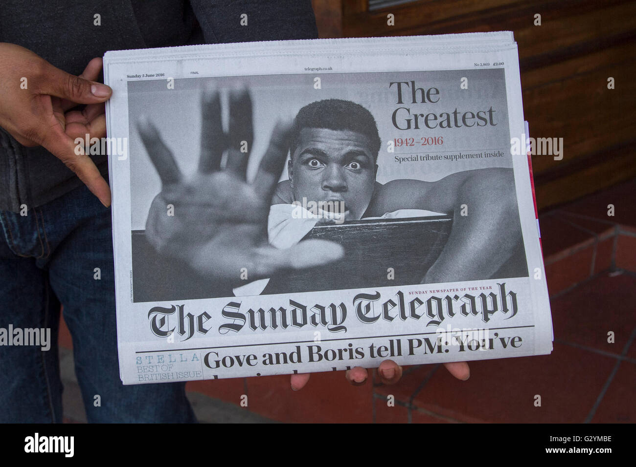 London UK. 5. Juni 2016.  Britische Zeitungen tragen die Titelseite Porträt der amerikanischen Box-Legende bezeichnet als "The Greatest" nach seinem Tod am 3. Juni Credit: Amer Ghazzal/Alamy Live-Nachrichten Stockfoto