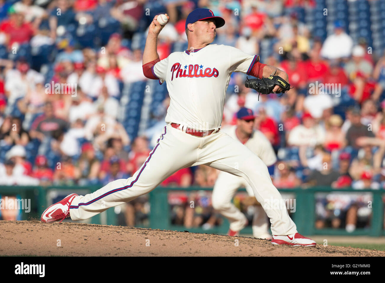 Philadelphia, Pennsylvania, USA. 4. Juni 2016. Philadelphia Phillies Relief Pitcher Andrew Bailey (38) wirft einen Pitch während der MLB-Spiel zwischen den Milwaukee Brewers und Philadelphia Phillies im Citizens Bank Park in Philadelphia, Pennsylvania. Christopher Szagola/CSM/Alamy Live-Nachrichten Stockfoto