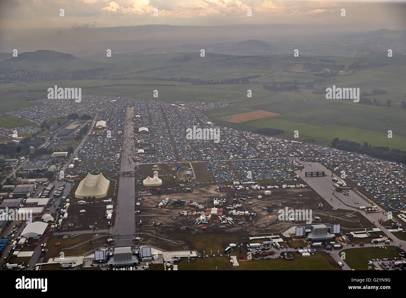 Mendig, Deutschland. 4. Juni 2016. Luftaufnahme von den leeren Bereich vor  den Hauptbühnen einschließlich der Vulkan-Phase (unten L) und die Krater  Phase (unten R) auf dem Gelände der "Rock am Ring" (Rock