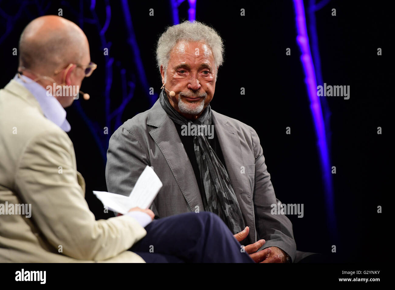 Hay Festival 2016, Hay on Wye, Powys, Wales UK Sonntag, 5. Juni 2016 Sir Tom Jones, sprechen in der Öffentlichkeit zum ersten Mal seit dem Tod seiner Frau Melinda Trenchard, im April 2016, im Gespräch mit Dylan Jones (Editor von GQ Magazin über seine Autobiografie "über der Oberseite und Rückseite" am letzten Tag der 2016 Hay Festival der Literatur und Kunst für zehn Tage Ende Mai und Anfang Juni die kleine Stadt von Heu auf Wye an der Grenze Wales-England wird das "Woodstock des Geistes", und zieht einige der weltweit besten Autoren, Schriftsteller und Dichter Bildnachweis: Keith Morris / Alamy Liv Stockfoto