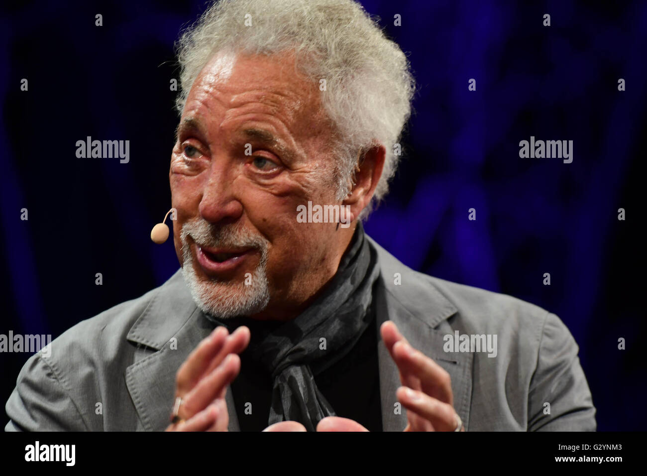 Hay Festival 2016, Hay on Wye, Powys, Wales UK Sonntag, 5. Juni 2016 Sir Tom Jones, sprechen in der Öffentlichkeit zum ersten Mal seit dem Tod seiner Frau, Melinda Trenchard, im April 2016, reden über seine Autobiografie "Over the Top and Back" am Finaltag der 2016 Hay Festival der Literatur und Kunst für zehn Tage Ende Mai und Anfang Juni die kleine Stadt Hay on Wye an der Grenze Wales-England wird die " Woodstock des Geistes ", und zieht einige der Welten besten Autoren, Schriftsteller und Dichter Photo Credit: Keith Morris / Alamy Live News. Stockfoto