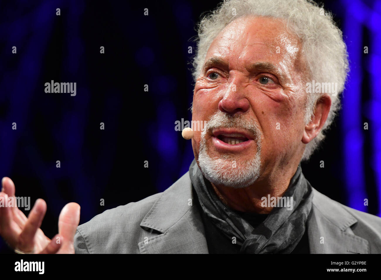 Hay Festival 2016, Hay on Wye, Powys, Wales UK Sonntag, 5. Juni 2016 Sir Tom Jones, sprechen in der Öffentlichkeit zum ersten Mal seit dem Tod seiner Frau, Melinda Trenchard, im April 2016, reden über seine Autobiografie "Over the Top and Back" am Finaltag der 2016 Hay Festival der Literatur und Kunst für zehn Tage Ende Mai und Anfang Juni die kleine Stadt Hay on Wye an der Grenze Wales-England wird die " Woodstock des Geistes ", und zieht einige der Welten besten Autoren, Schriftsteller und Dichter Photo Credit: Keith Morris / Alamy Live News. Stockfoto