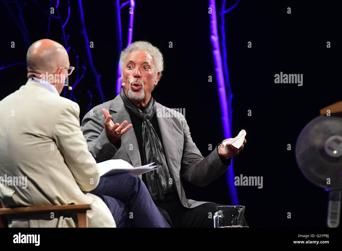 Hay Festival 2016, Hay on Wye, Powys, Wales UK Sonntag, 5. Juni 2016 Sir Tom Jones, sprechen in der Öffentlichkeit zum ersten Mal seit dem Tod seiner Frau Melinda Trenchard, im April 2016, im Gespräch mit Dylan Jones (Editor von GQ Magazin über seine Autobiografie "über der Oberseite und Rückseite" am letzten Tag der 2016 Hay Festival der Literatur und Kunst für zehn Tage Ende Mai und Anfang Juni die kleine Stadt von Heu auf Wye an der Grenze Wales-England wird das "Woodstock des Geistes", und zieht einige der weltweit besten Autoren, Schriftsteller und Dichter Bildnachweis: Keith Morris / Alamy Liv Stockfoto