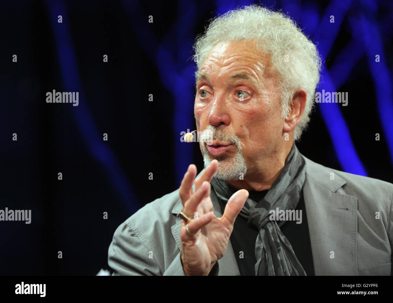 Hay on Wye. Sonntag, 5. Juni 2016 spricht Tom Jones über sein Buch "Über das Top und zurück die Autobiographie" am Hay Festival, Heu auf Wye, Wales, UK Stockfoto