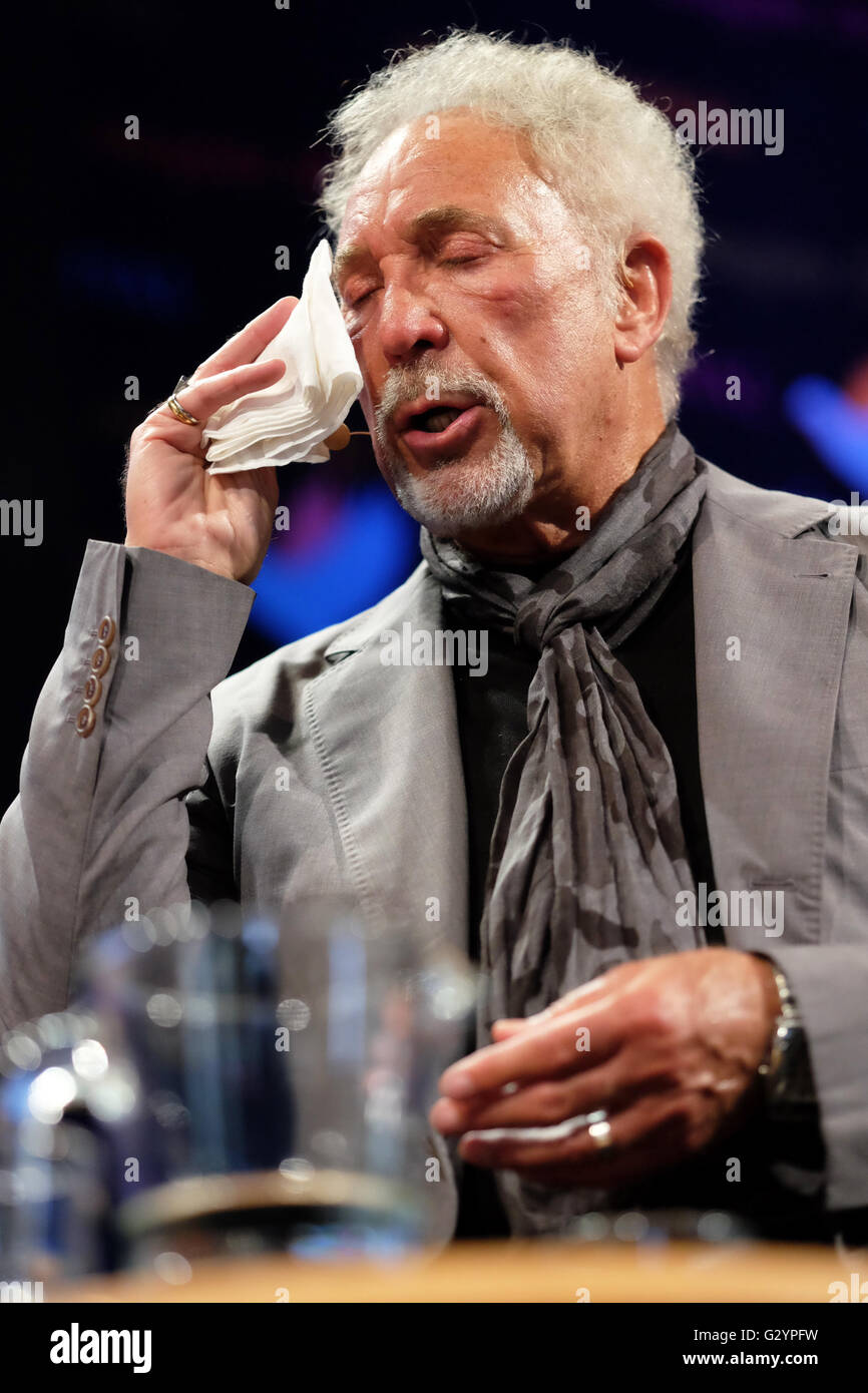 Hay Festival 2016, Wales, UK - Sonntag, 5. Juni 2016 - Tom Jones auf der Bühne das Hay-Festival vor einem Ausverkauf Publikum sprechen über sein Leben und sein Buch Over the Top und zurück. Dies war Toms erster öffentlicher Auftritt seit dem Tod seiner Frau. In Zeiten fand Tom die Veranstaltung ruhig emotional wie er seiner Frau und seiner Kindheit erinnert. Fotografieren Sie Steven Mai / Alamy Live News Stockfoto