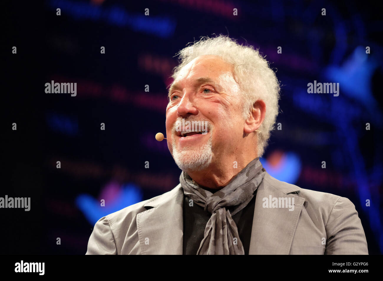 Hay Festival, Wales, Großbritannien - Juni 2016 - Tom Jones auf der Bühne im Heu Book Festival über sein Leben und sein Buch über die Spitze und Zurück zu sprechen. Dies war Tom's ersten öffentlichen Auftritt seit der jüngsten Tod seiner Frau. Foto Steven Mai/Alamy leben Nachrichten Stockfoto