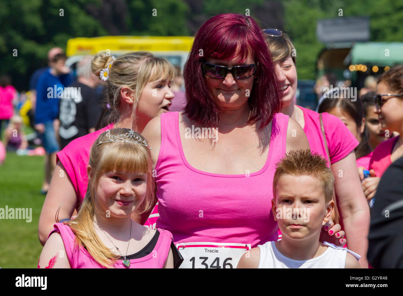 Northampton, UK. 5. Juni 2016. Cancer Research, 5k Rennen, Abington Park, Cancer Research, 5k Race for Life starrte auf 14:00 im hellen Sonnenschein nahe Abington Park mit 2,0000 plus Teilnehmer Credit: Keith J Smith. / Alamy Live News Stockfoto