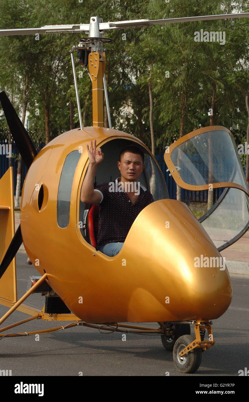 Shijiazhuang, China der Provinz Hebei. 4. Juni 2016. Das Flugzeug der Dorfbewohner Xie Baogang landet auf einer Straße in Jingxian Grafschaft, Nord-China Provinz Hebei, 4. Juni 2016. Die 31 Jahre alte Dorfbewohner Xie Baogang entworfen und erstellt das Flugzeug hat eine Höchstgeschwindigkeit von 200 km / h und einer Reichweite von 400 km durch Selbststudium in 2015. © Wang Guangzhuang/Xinhua/Alamy Live-Nachrichten Stockfoto