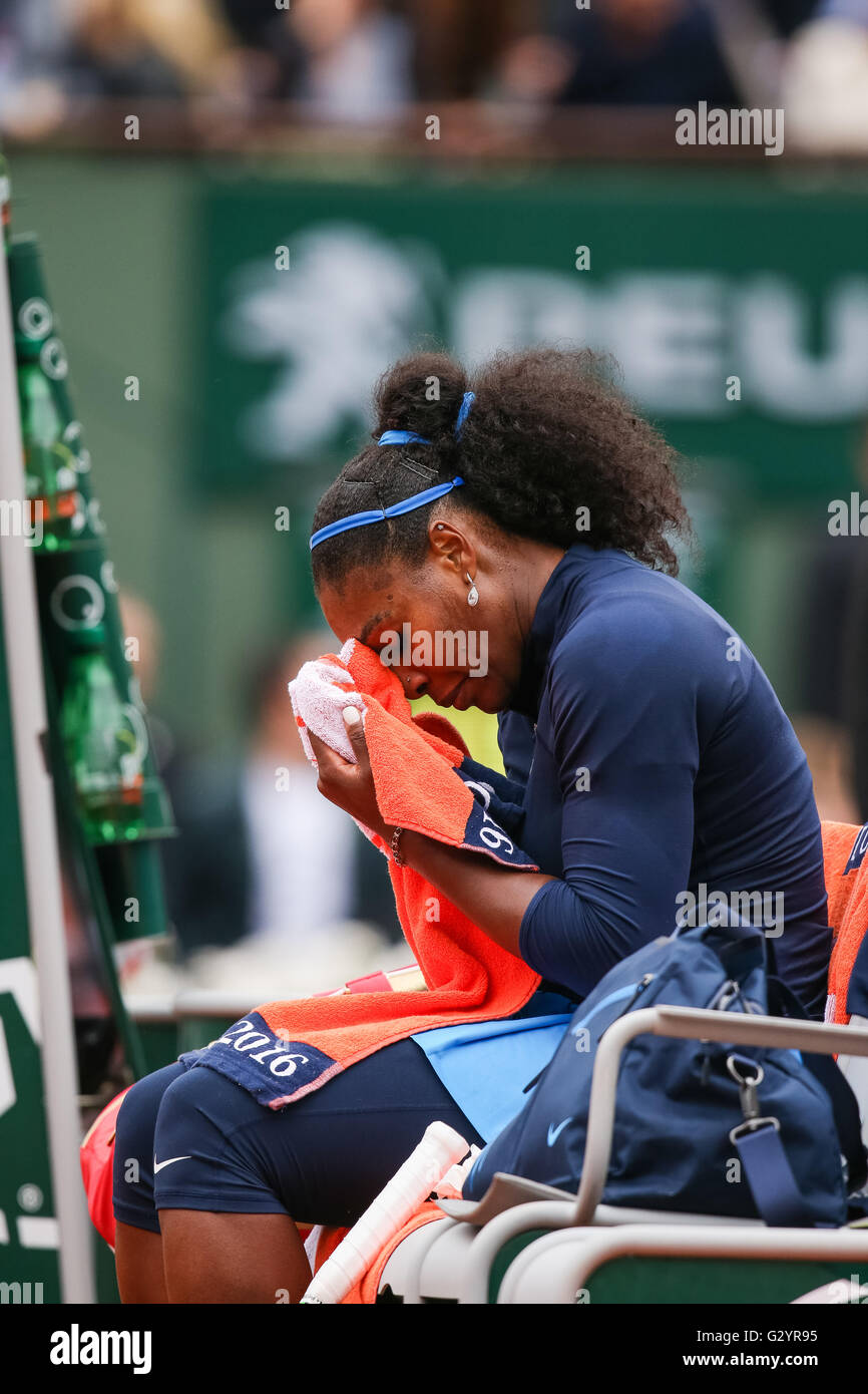 Paris, Frankreich. 4. Juni 2016. : Serena Williams (USA) Serena Williams aus den Vereinigten Staaten während der abschließenden Dameneinzel Tennismatch des French Open Tennis-Turnier gegen Garbine Muguruza Spaniens in Roland Garros in Paris, Frankreich. © AFLO/Alamy Live-Nachrichten Stockfoto