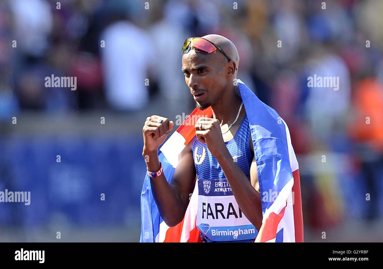 Birmingham, Vereinigtes Königreich. 5. Juni 2016. Mo Farah (GBR) Boxen mit Anschluß-Markierungsfahne. IAAF Diamond League. Alexander-Stadion. Perry Barr. Birmingham. VEREINIGTES KÖNIGREICH. 06.05.2016. Bildnachweis: Sport In Bilder/Alamy Live-Nachrichten Stockfoto