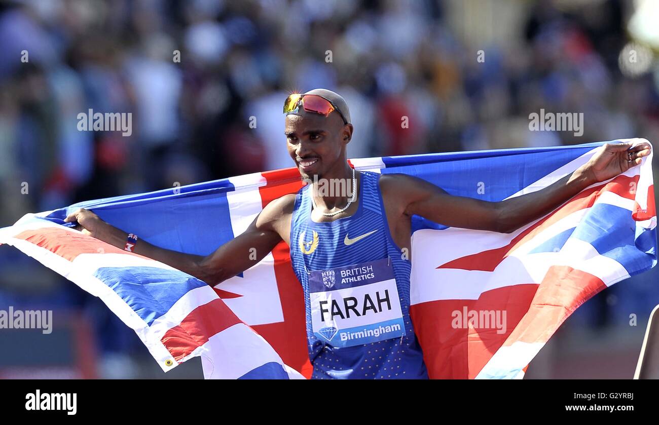 Birmingham, Vereinigtes Königreich. 5. Juni 2016. Mo Farah (GBR) mit Anschluß-Markierungsfahne. IAAF Diamond League. Alexander-Stadion. Perry Barr. Birmingham. VEREINIGTES KÖNIGREICH. 06.05.2016. Bildnachweis: Sport In Bilder/Alamy Live-Nachrichten Stockfoto