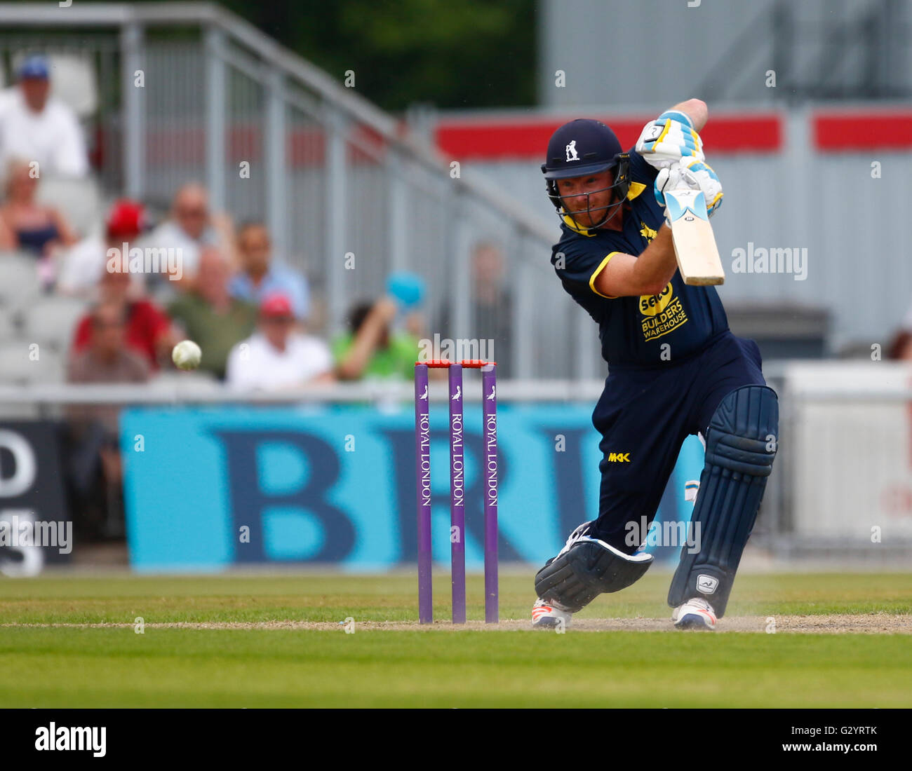 Old Trafford, Manchester, UK. 5. Juni 2016. Royal London eines Tages Cup. Lancashire Blitz im Vergleich zu Warwickshire. Warwickshire Kapitän Ian Bell trifft, die abseits. Lancashire Blitz schoss 296-8 aus ihren 50 Overs. © Aktion Plus Sport/Alamy Live-Nachrichten Stockfoto