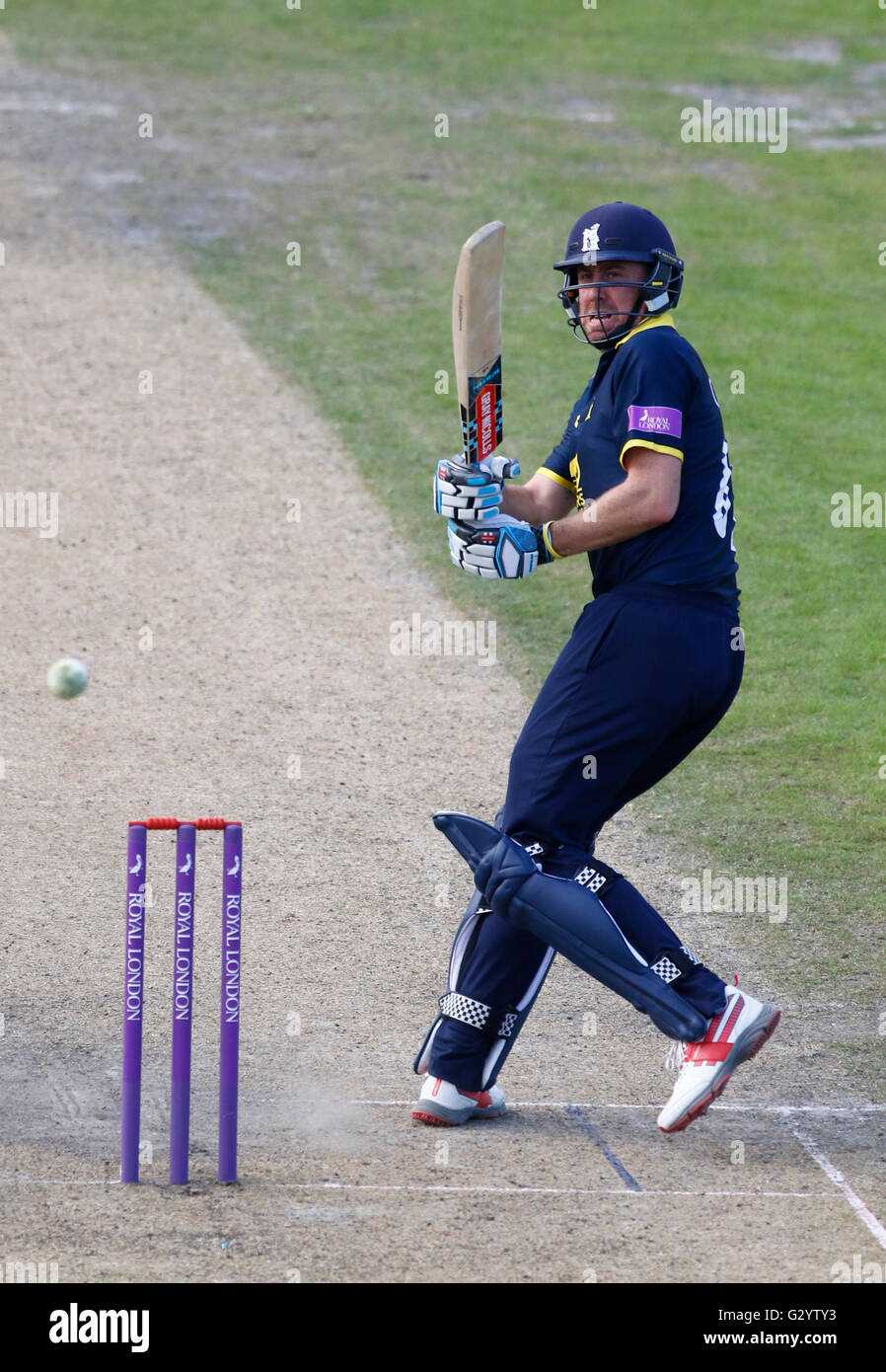 Old Trafford, Manchester, UK. 5. Juni 2016. Royal London eines Tages Cup. Lancashire Blitz im Vergleich zu Warwickshire. Warwickshire Allrounder Rickie Clarke zieht den Ball nach unten die Legside. © Aktion Plus Sport/Alamy Live-Nachrichten Stockfoto