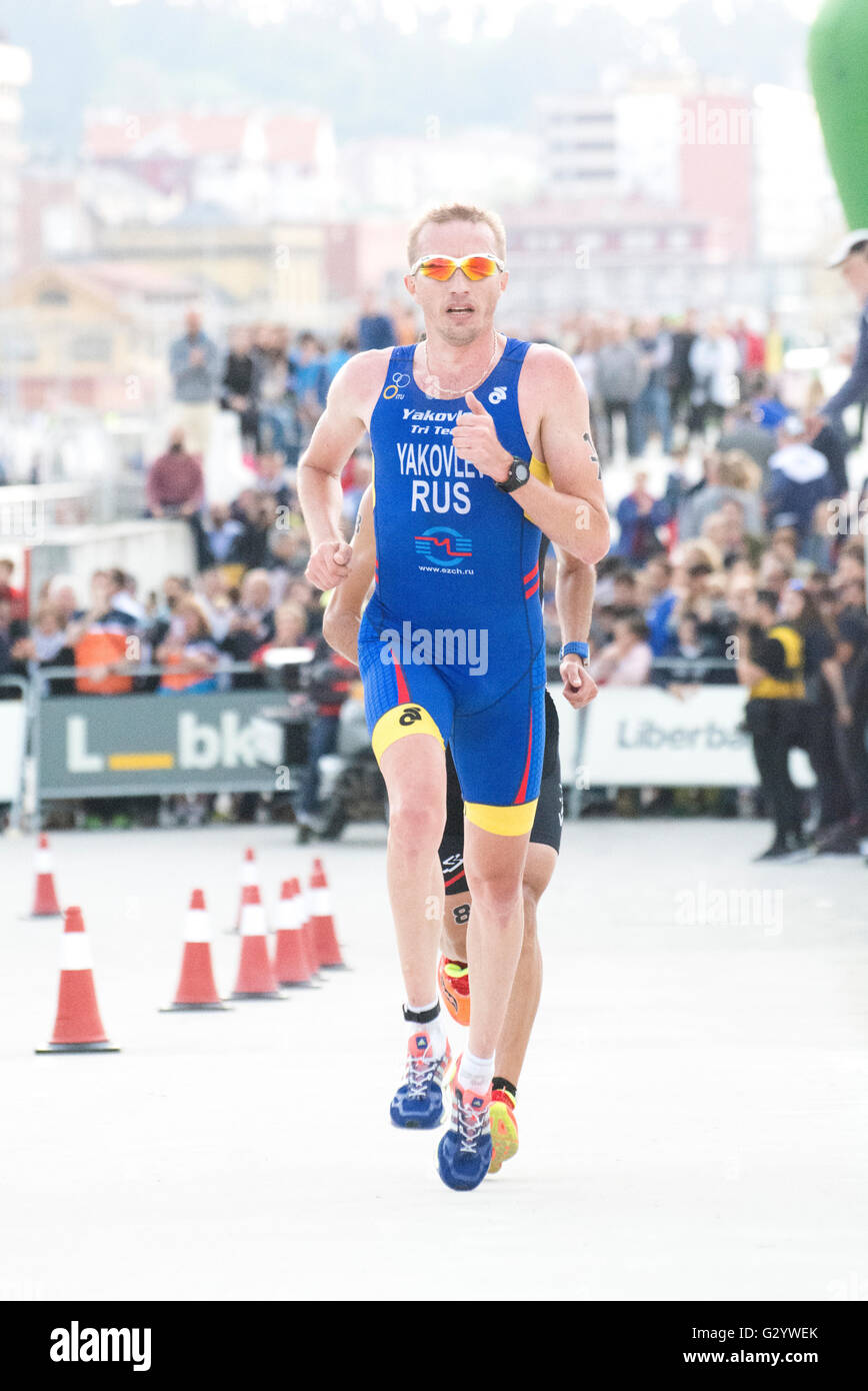 Aviles, Spanien. 4. Juni 2016. Sergej Jakowlew (Russland) läuft während dem Rennen der Männer Elite & U23 Kategorien von 2016 Aviles ITU Duathlon World Championships am Center Niemeyer am 4. Juni 2016 in Aviles, Spanien. Bildnachweis: David Gato/Alamy Live-Nachrichten Stockfoto