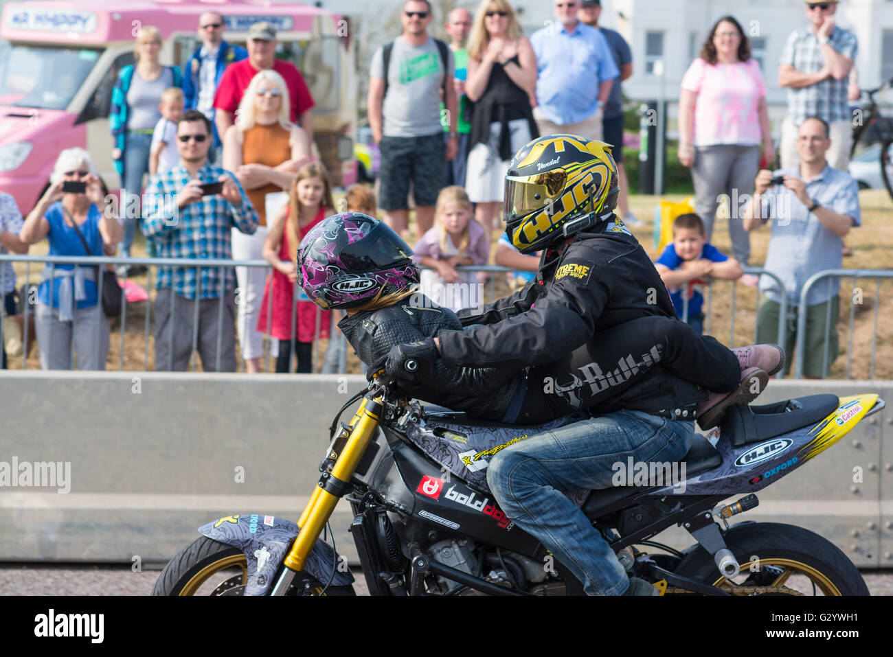 Bournemouth, Dorset, Großbritannien. Juni, 2016. Motorrad stunt rider Unterhaltung der Massen an der jährlichen Räder Festival, das Tausende von Besuchern in die Stadt am Meer mit sich bringt. Stockfoto