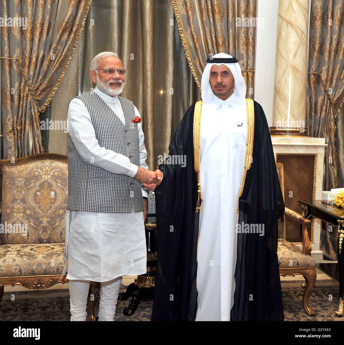 Katar Premierminister Abdullah bin Nasser bin Khalifa Al Thani, Recht, grüßt der indische Premierminister Narendra Modi vor einem Bankett 4. Juni 2016 in Doha, Katar. Modi werden Gespräche mit dem Emir und Adresse der Wirtschaft halten. Stockfoto