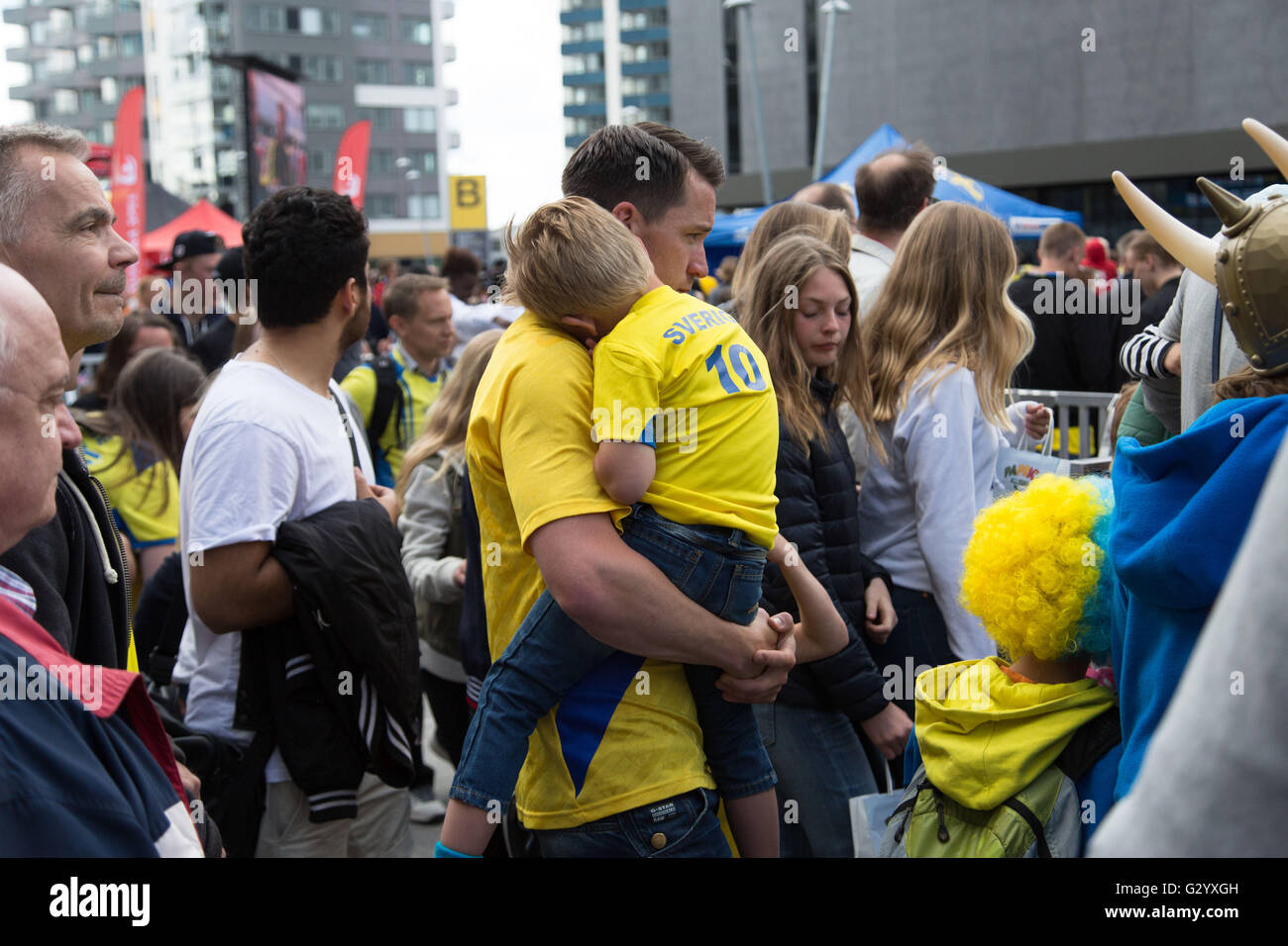 Freunde-Arena, Stockholm, Schweden, 5. Juni 2016. Schweden Gesicht Wales im letzten Warm up Spiel für beide Mannschaften vor der Euro 2016 in Frankreich. Schweden gewann mit 3: 0. Im Bild: Schweden-Fans versammelt vor dem Spiel. Foto: Rob Watkins/Alamy News Stockfoto