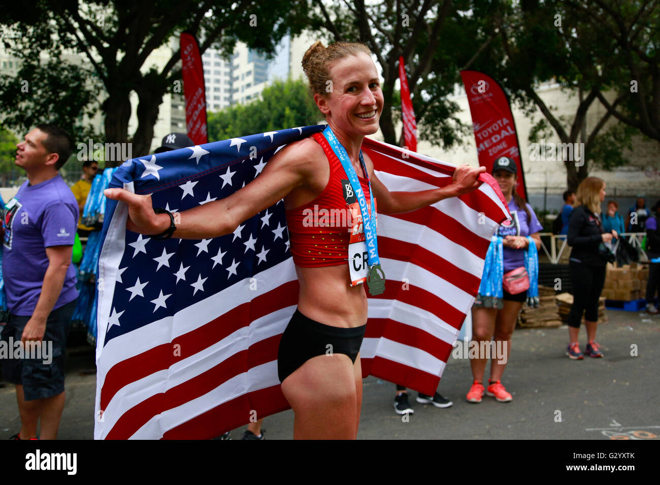 San Diego, Kalifornien, USA. 5. Juni 2016. SAN DIEGO CA, USA – 5. JUNI 2016:. Bedeckt mit der US-Flagge rundet Amy Cragg die San Diego Rock n Roll Marathon für den halben Marathon-Rennen. Obligatorische Credit: Foto von NELVIN C. CEPEDA, SAN DIEGO Anschluß-Tribüne Credit: Nelvin C. Cepeda/San Diego Union-Tribune/ZUMA Draht/Alamy Live-Nachrichten Stockfoto