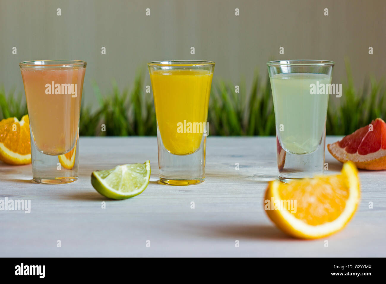 frische Säfte aus Zitrusfrüchten mit Früchten Stockfoto