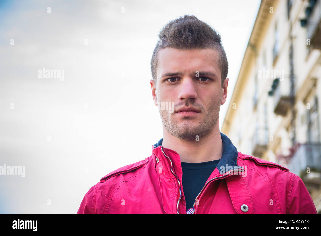 Kopfschuss hübscher junger Mann in Stadtstraße, Blick in die Kamera Stockfoto