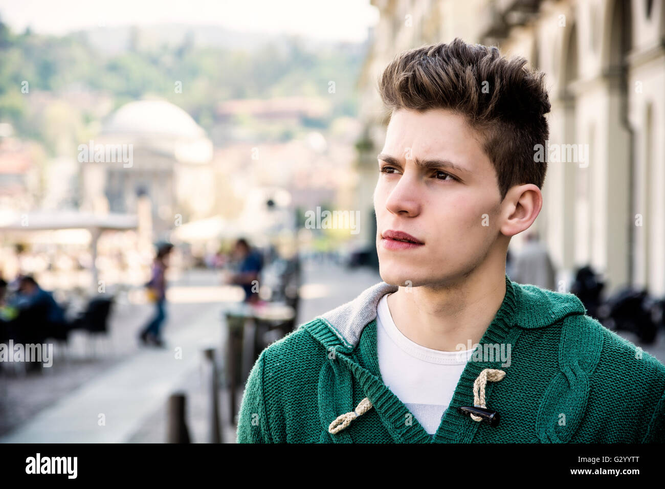 Kopfschuss hübscher junger Mann in Stadtstraße, Blick in die Kamera Stockfoto