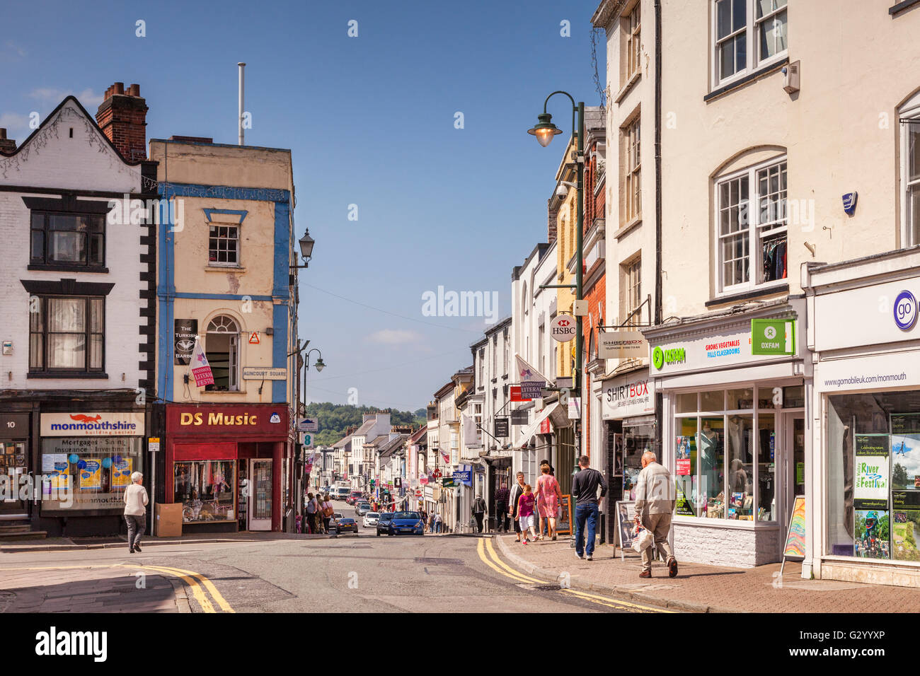 Einkaufen in Monmouth, ein Blick von Agincourt Square in Monnow Street, Monmouthshire, Wales, UK Stockfoto