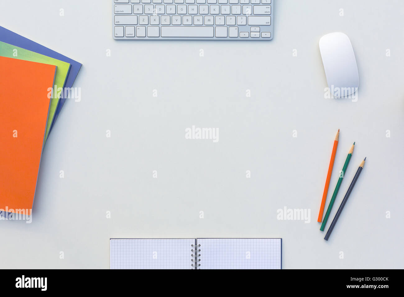 Kreativbüro hell Tisch mit passenden Farbe Zeitschriften und Bleistifte, Computer und Notizblock Stockfoto