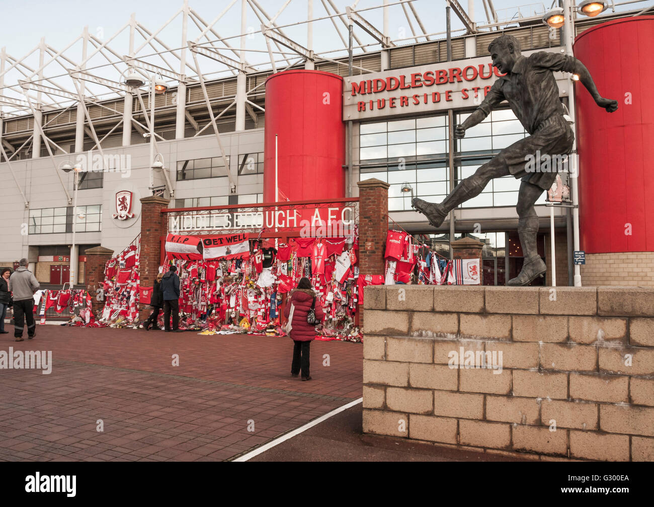 Fans freuen sich auf die Ehrungen bei Middlesbrough Football-Stadion, Alastair Brownlee, Fußball-Kommentator, starb im November 2015 Stockfoto