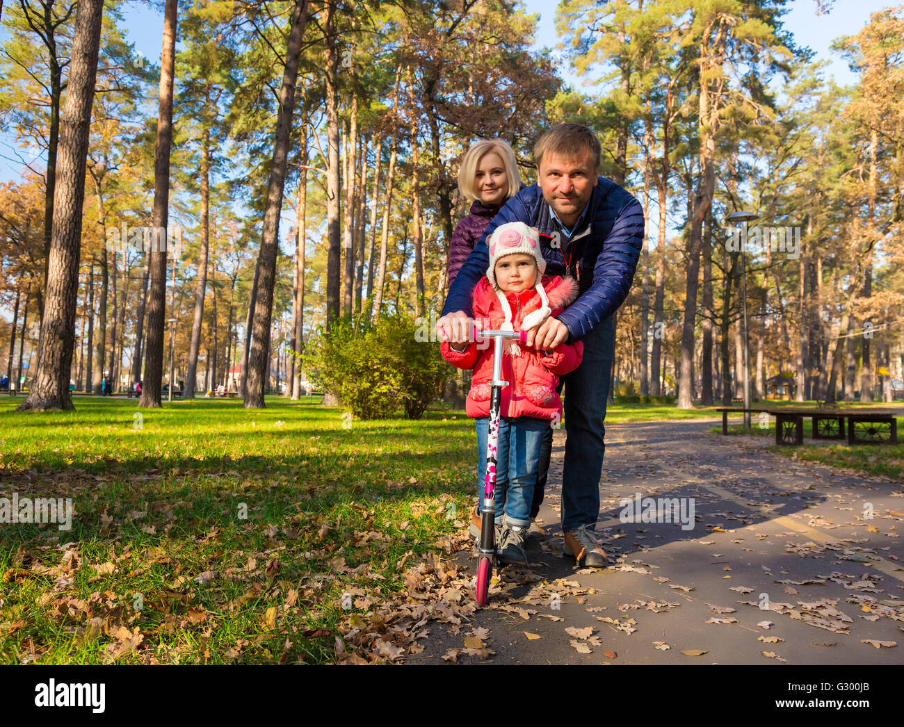 Glückliche Familie mit Töchterchen auf Spaziergang im Park Stockfoto