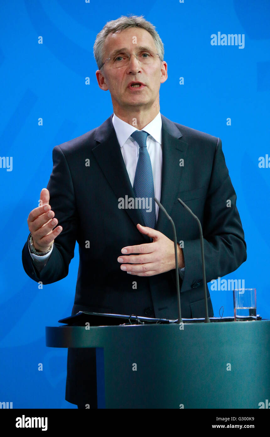 Jens Stoltenberg - Treffen der dt. Bundeskanzlerin Mit Dem NATO-Generalsekretaer, Bundeskanzleramt, 2. Juni 2016, Berlin. Stockfoto