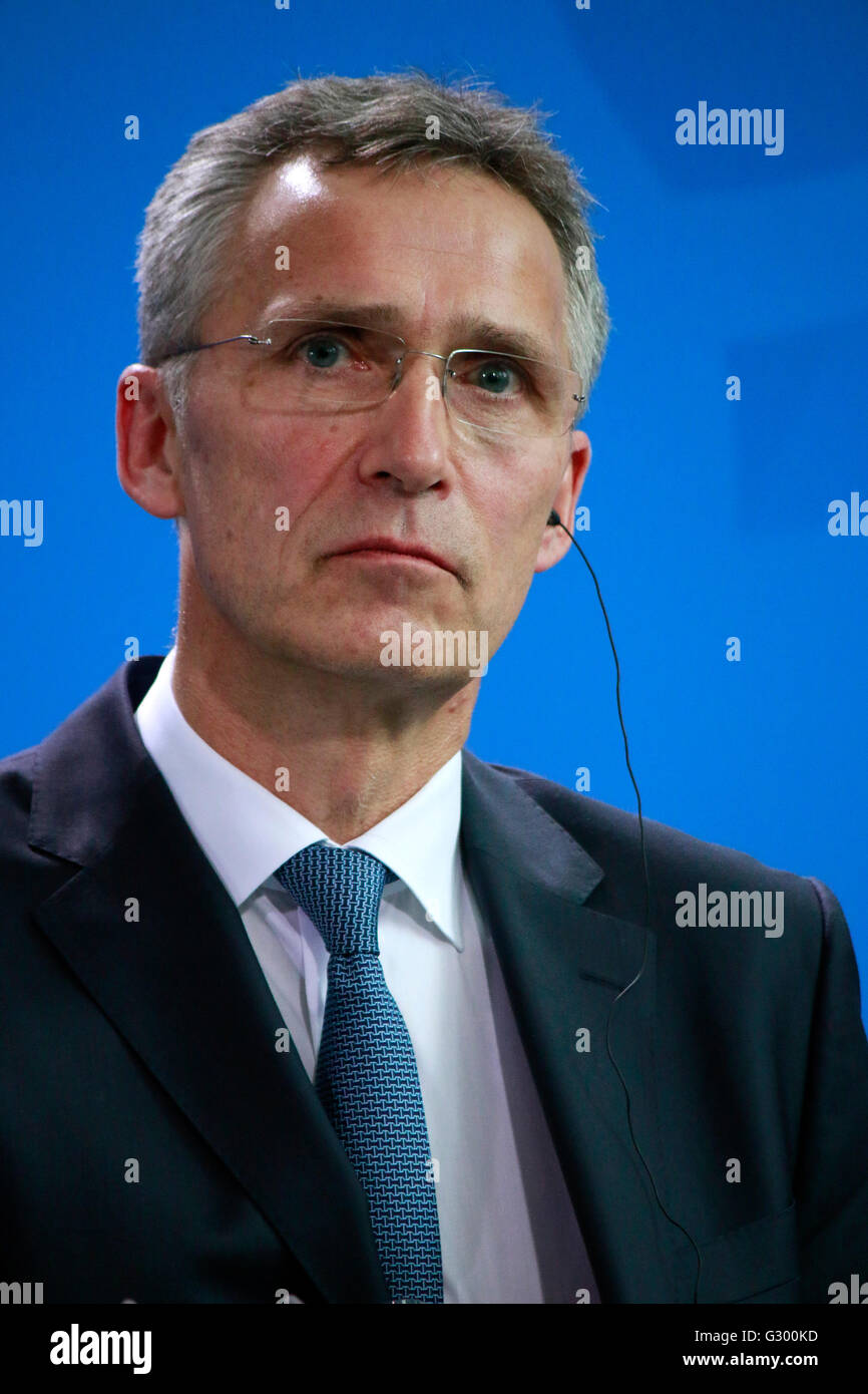 Jens Stoltenberg - Treffen der dt. Bundeskanzlerin Mit Dem NATO-Generalsekretaer, Bundeskanzleramt, 2. Juni 2016, Berlin. Stockfoto