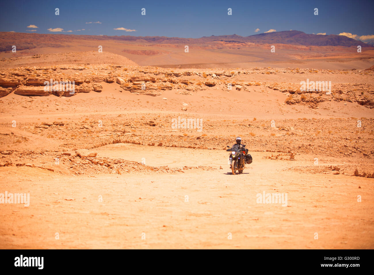 Fahrer fährt auf einem Motorrad der Atacama-Wüste. Amerika Stockfoto
