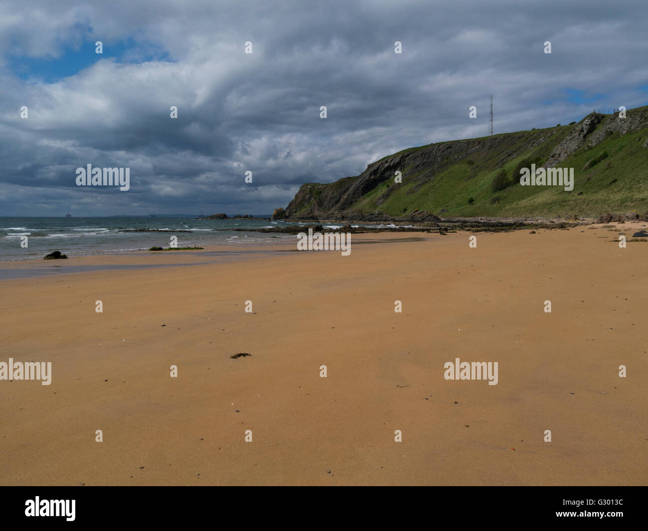 Breiten Sandstrand am Earlsferry am Firth of Forth Nordküste ein ehemaliger Royal Burgh und attraktive schottischen Küstenstadt Schottlands schönen Maifeiertag Wetter Stockfoto