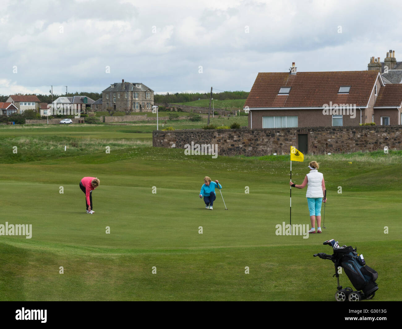 Drei weibliche Golfer auf Earlsferry Golfplatz Fife Schottland ein ehemaliger Royal Burgh am Firth of Forth Nord Küste eine kleine schottischen Küstenstadt Stockfoto