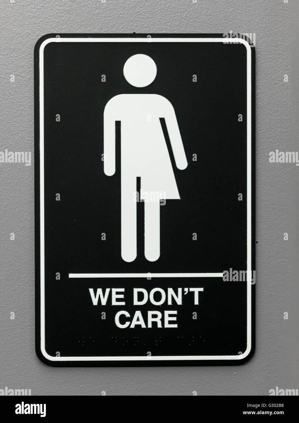 Ironisch unisex Toilette Schild. Platziert, um Protest der berüchtigten HB2 Bad-Gesetz, das Transgender Zugriff beschränkt. Durham, NC, USA Stockfoto