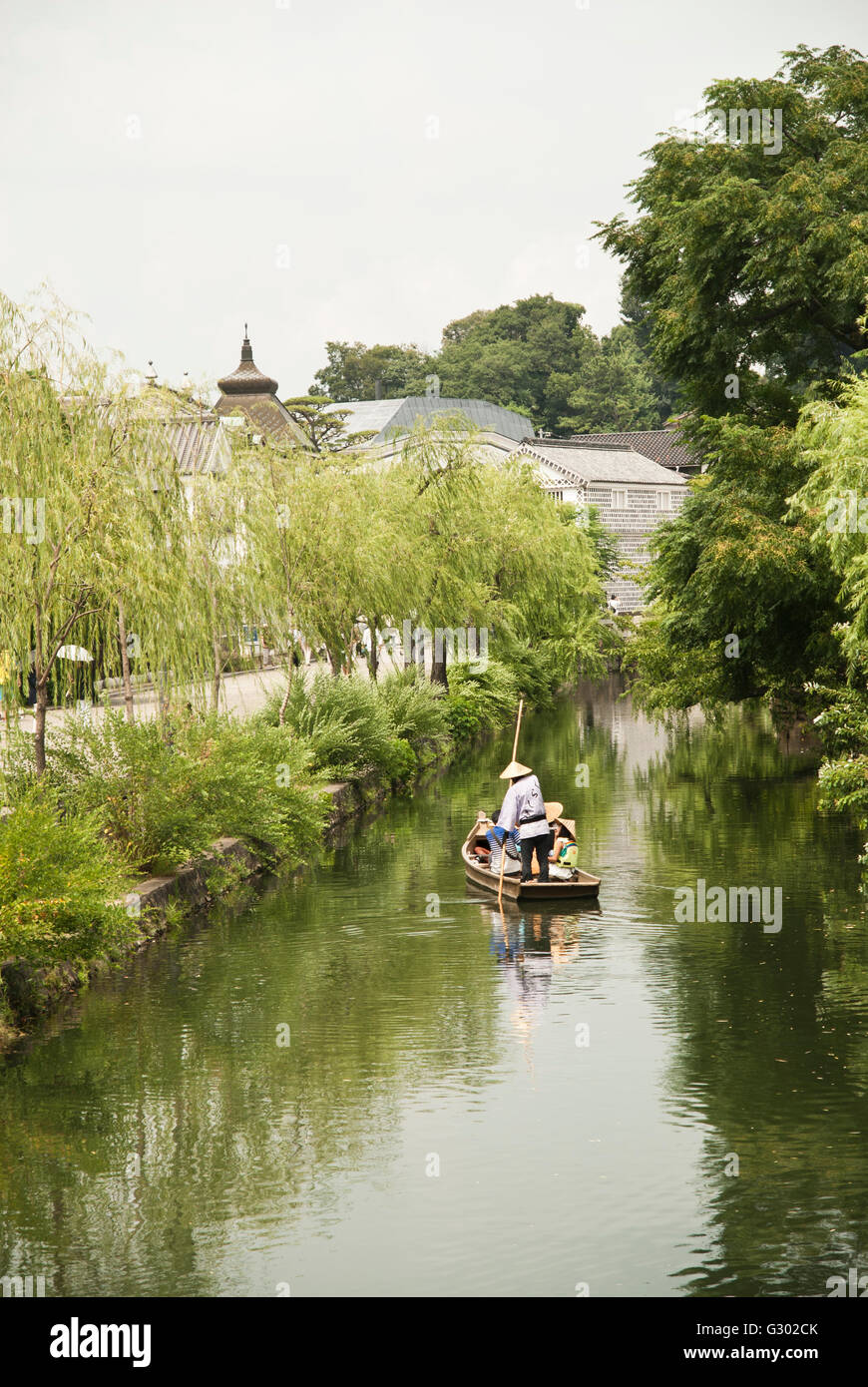 Touristen auf traditionelle Boot in Kurashiki (Okayama, Japan) Stockfoto