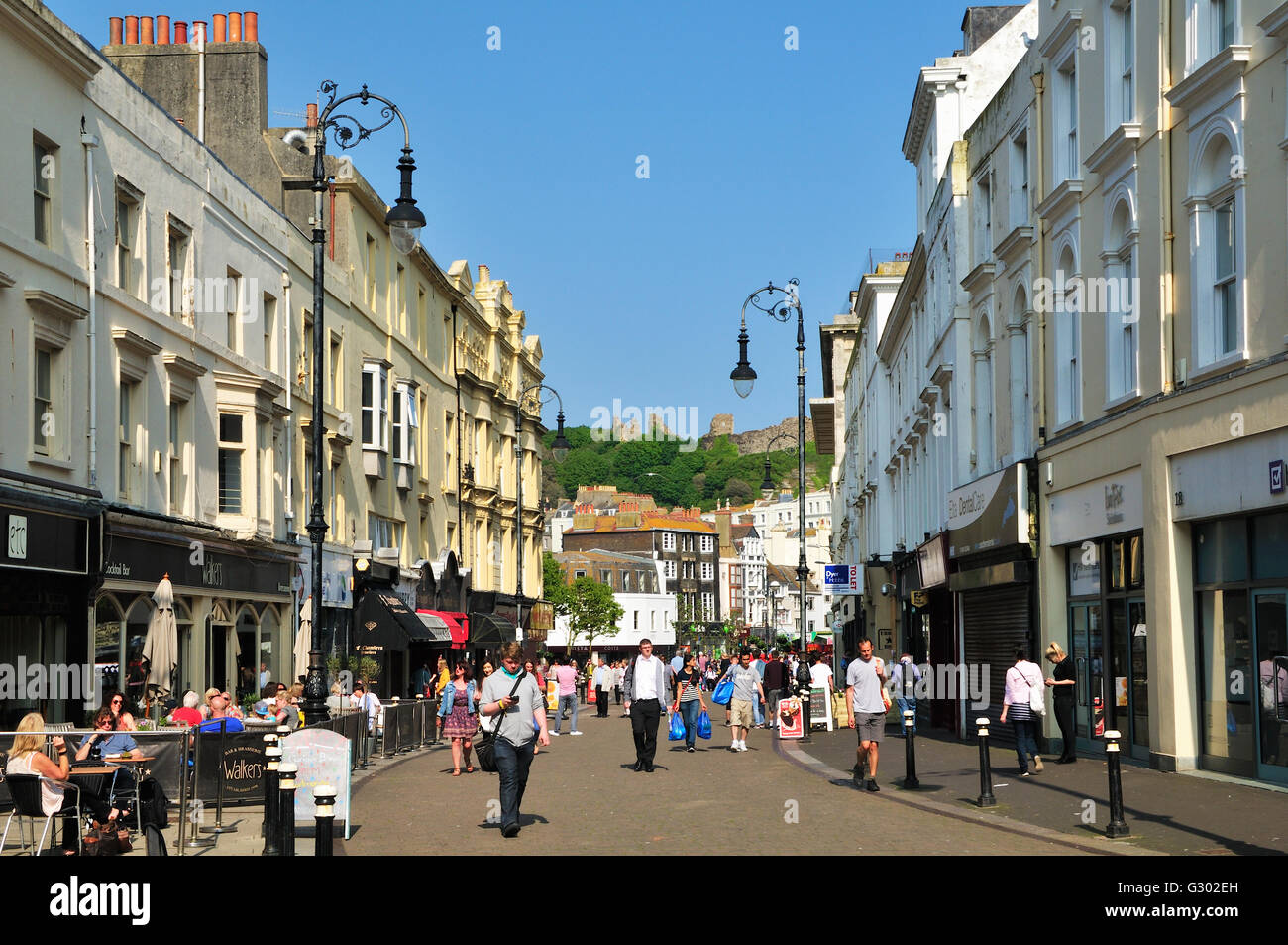 Das Stadtzentrum von Hastings, East Sussex, UK, Blick nach Osten, Robertson street Stockfoto
