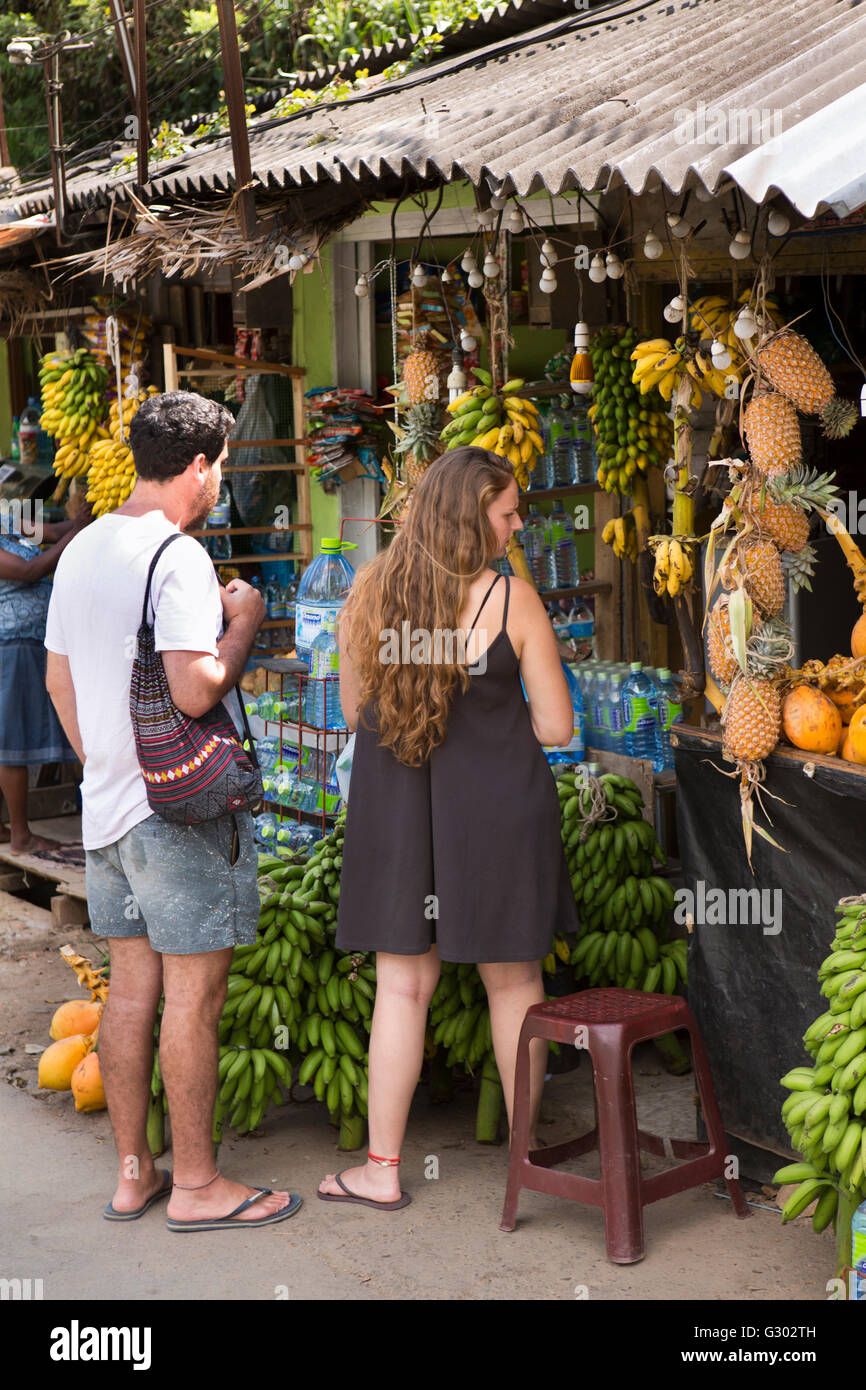 Sri Lanka, Ella, Touristen Einkaufen in Obst-und Gemüsemarkt Stockfoto