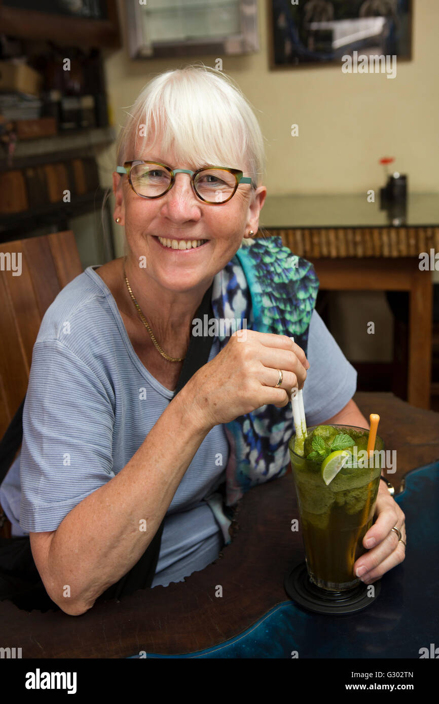 Sri Lanka, Ella, Café Chill, senior Frau touristischen trinken grünen Tee schütteln Stockfoto