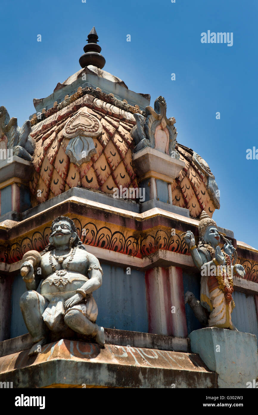 Sri Lanka, Ella, Gottheiten auf der Kuppel des kleinen örtlichen Hindu-Tempel Stockfoto