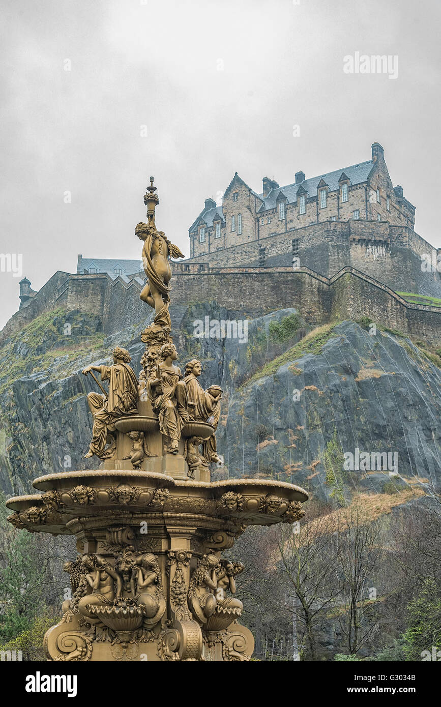 Die goldenen Ross-Brunnen in Princess Street Gardens, Edinburgh, Schottland schafft eine schöne Kulisse mit dem historischen Schloss Stockfoto