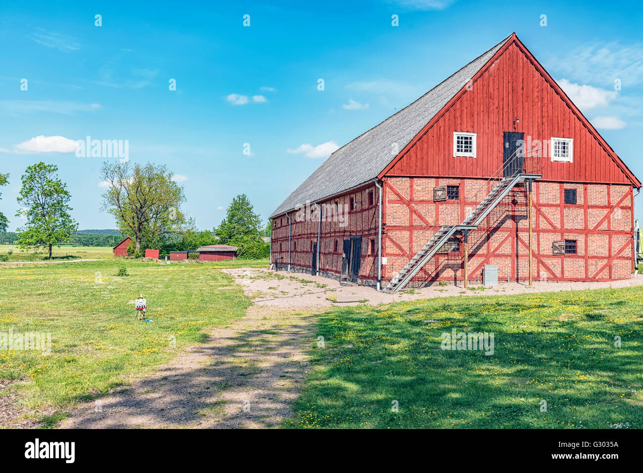 Eine alte Scheune in rotem Backstein in der ländlichen Gegend von Swedens Halland Region festgelegt. Stockfoto