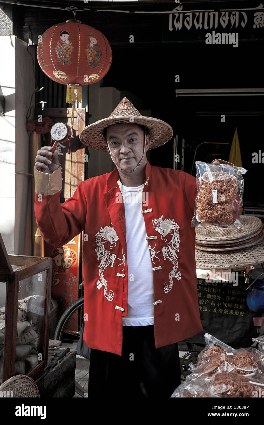 China Town Street Market Vendor in traditionellem Chinesisch-rotem Kostüm. Thailand S. E. Asien Stockfoto