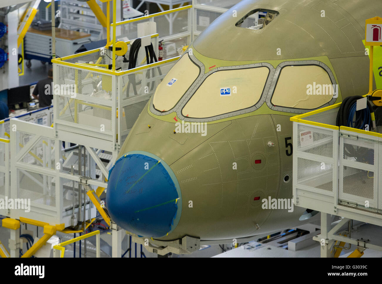 Ein Bombardier C-Serie-Jet ist auf dem Fließband an ein Bombardier Werk in Mirabel, que, Kanada, Freitag, 2. April gezeigt. Stockfoto