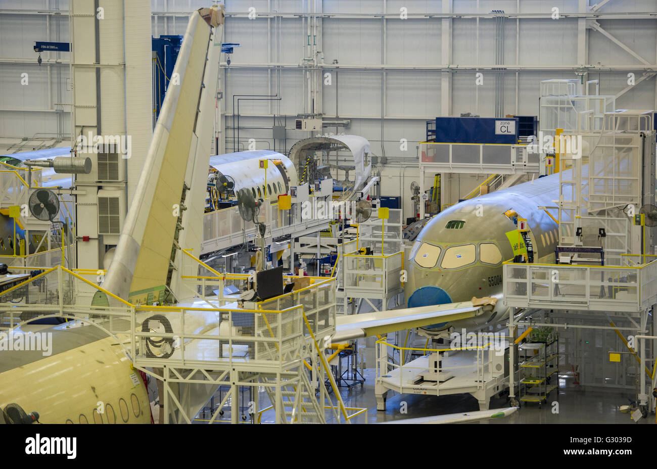 Ein Bombardier C-Serie-Jet ist auf dem Fließband an ein Bombardier Werk in Mirabel, que, Kanada, Freitag, 2. April gezeigt. Stockfoto